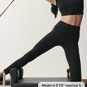 ALO Yoga 7/8 High-Waist Airbrush Black Leggings